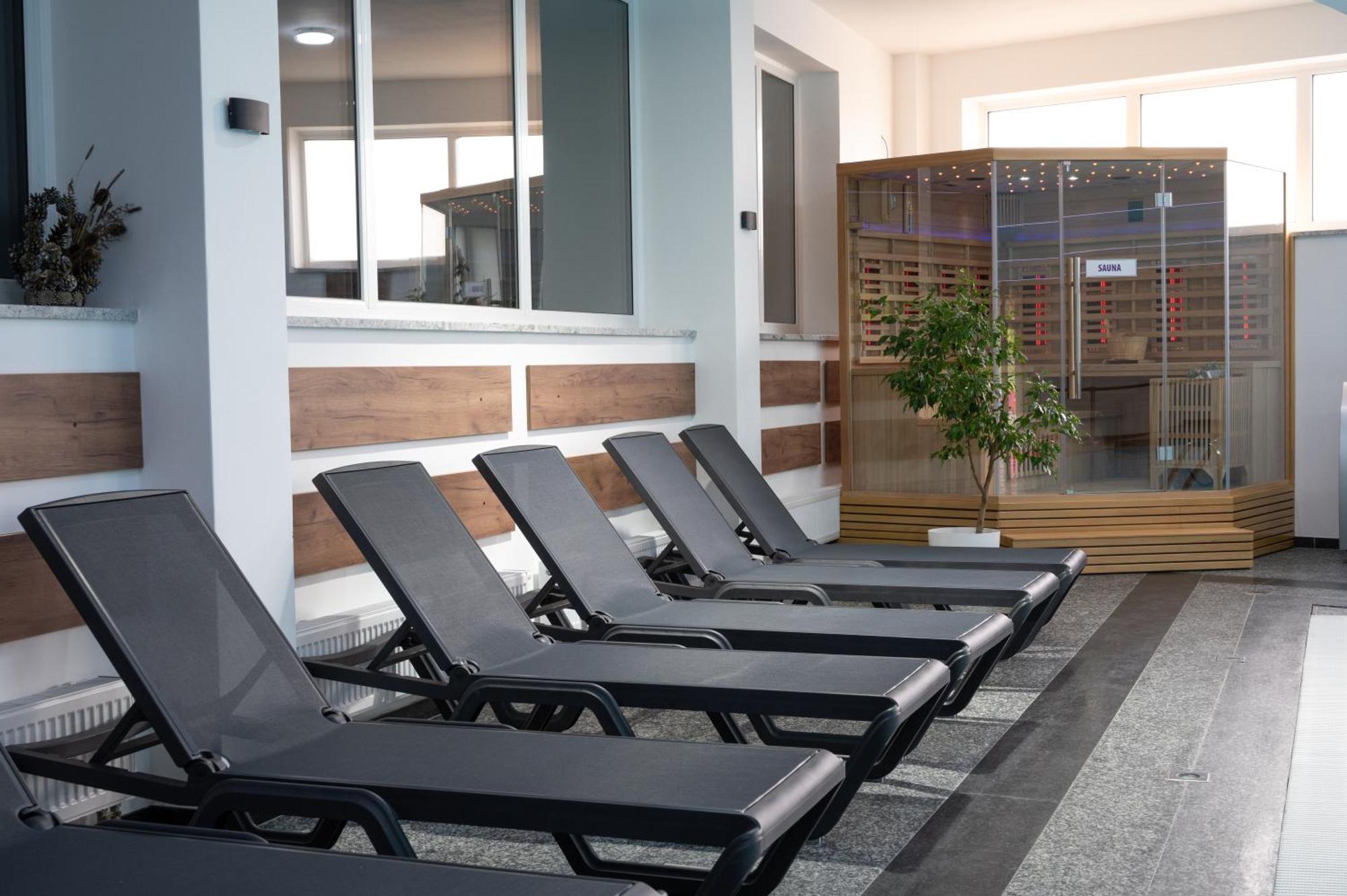 Hotel Pilot Cazin Exterior foto